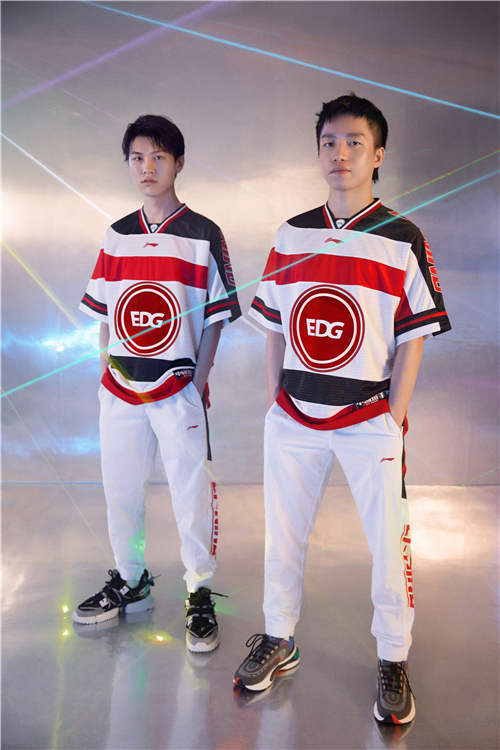 明凯与田野携手多位选手成李宁产品代言人 神秘电竞装备引发新国潮