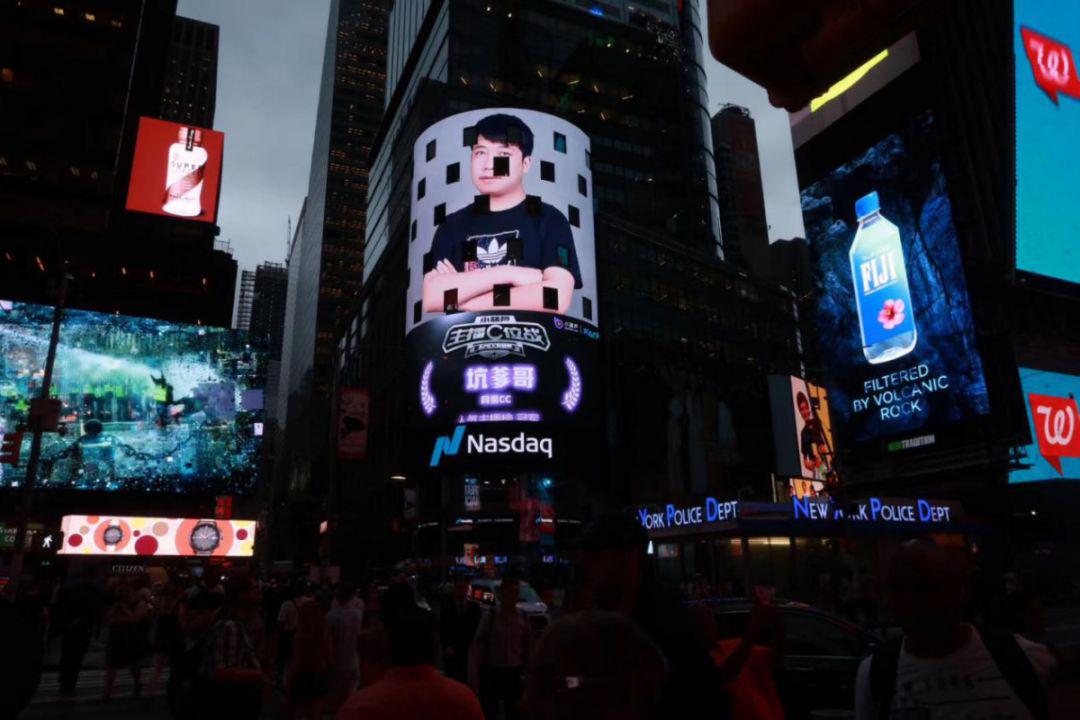 风一样的坑爹哥，CC直播首位登上纽约时代广场主播