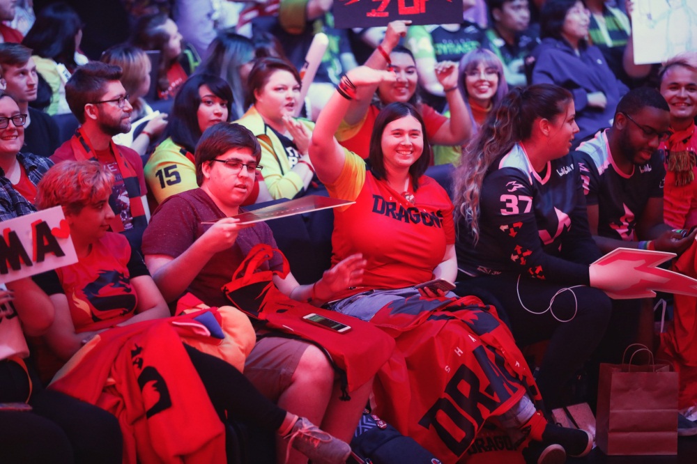 上海龙之队战队主题日粉丝激情无限 常规赛最后一周烈火见真龙!