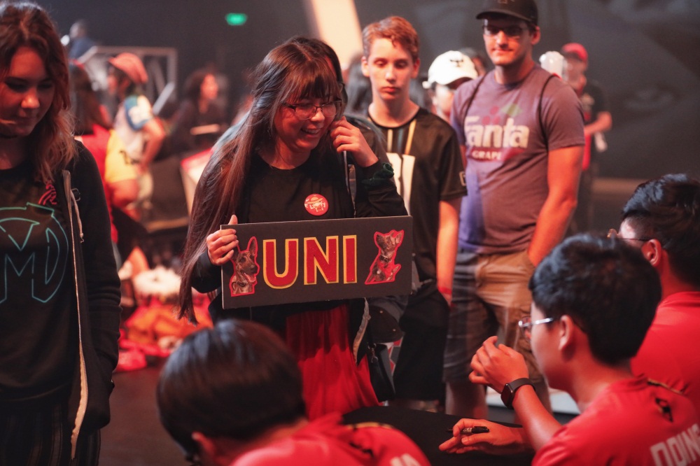 上海龙之队战队主题日粉丝激情无限 常规赛最后一周烈火见真龙!