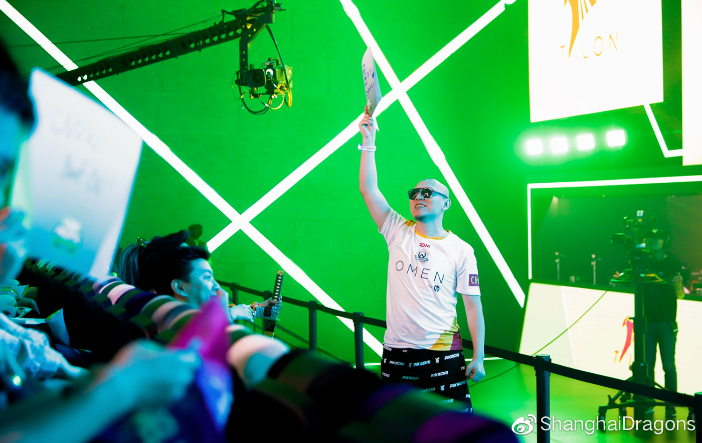 上海龙之队专访神奇的二大妈：解说台上的“全职奶爸”