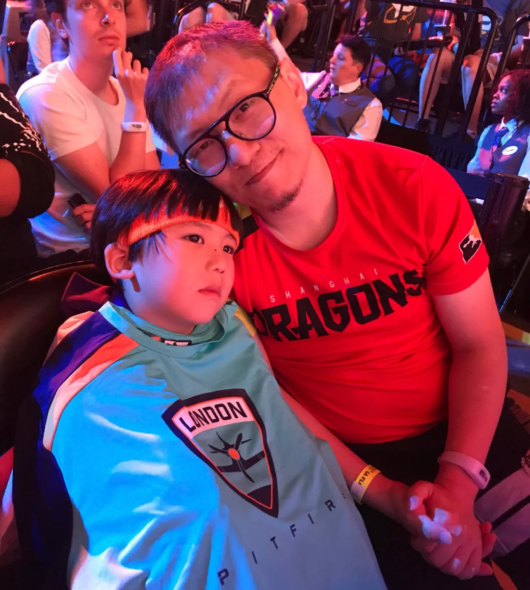 上海龙之队专访神奇的二大妈：解说台上的“全职奶爸”