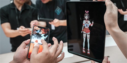 虚拟偶像绊爱出席苹果首发品鉴会，人工智能x科技的破壁碰撞