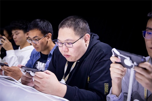 《英雄联盟》手游公布，现场试玩好评如潮！