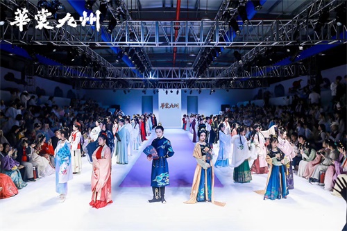 盛唐气度、华裳风骨，《天涯明月刀》外观设计登陆华服时尚秀!