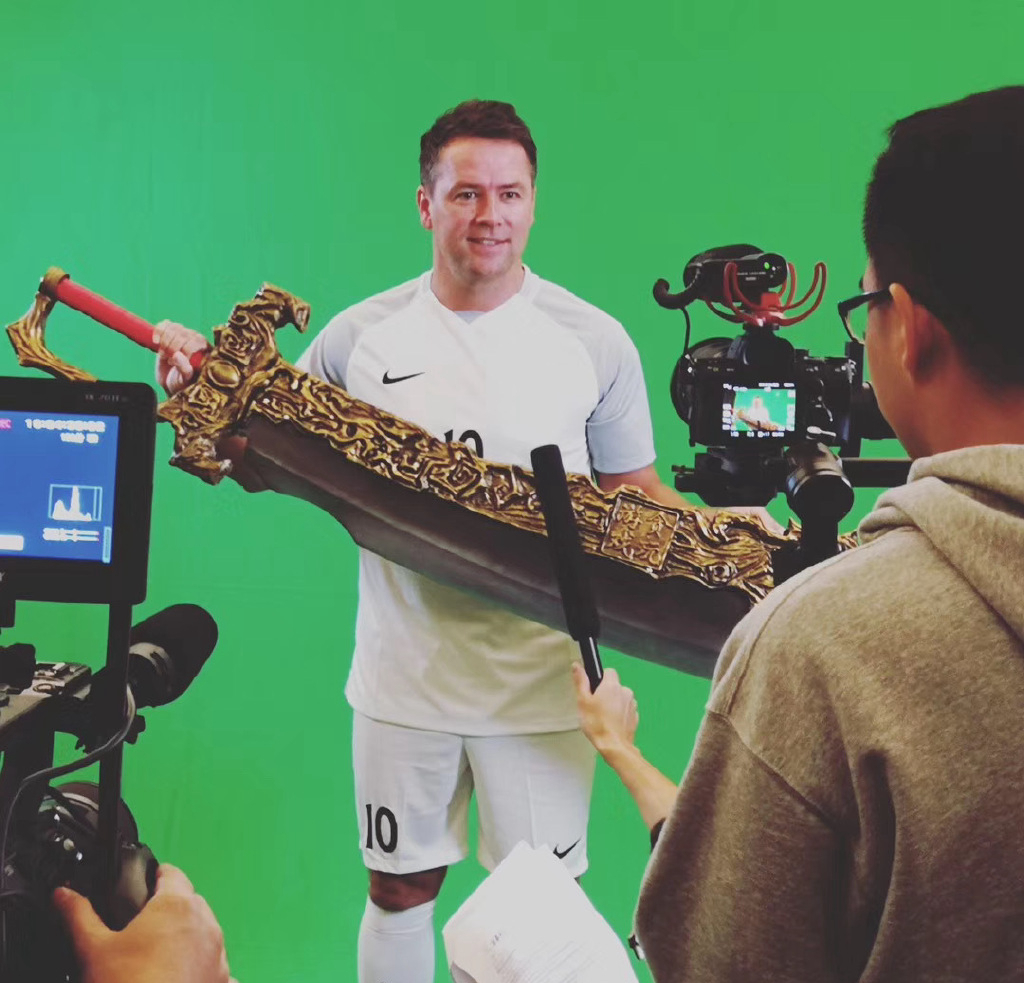 知名球星欧文代言《贪玩蓝月》 追风少年拿起“屠龙刀”