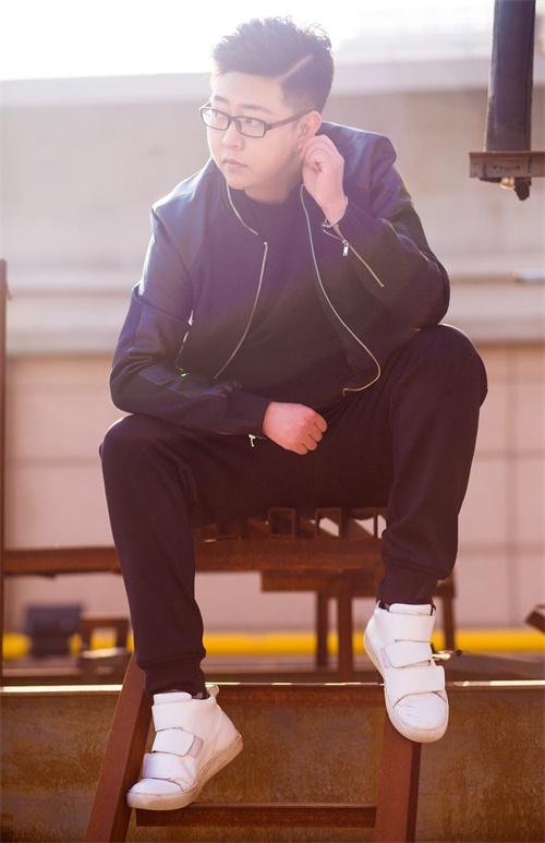 网易娱乐专访“CC年度金牌男艺人”卡牌：拿下第6座小金人，感谢所有支持与陪伴