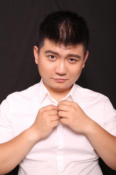 一位电视台主持人，在《逆水寒》里找到事业第二春