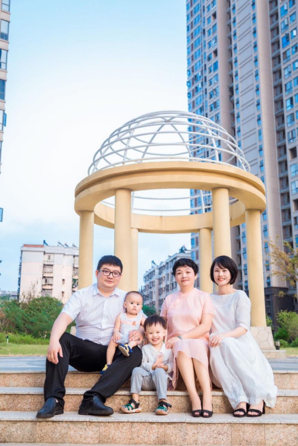 一位电视台主持人，在《逆水寒》里找到事业第二春