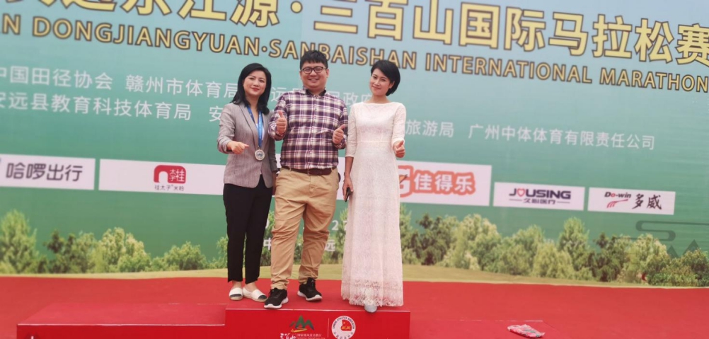 一位电视台主持人，在《逆水寒》里找到事业第二春