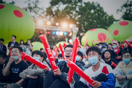 2020全球总决赛落幕 线下观赛融入城市生活