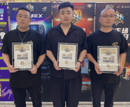 《街头篮球》99年选手首战圆梦 黑马连斩精英逆袭夺冠