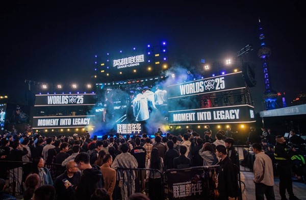 《黄浦江畔的电竞狂欢！S15上海北外滩观赛派对燃爆半决赛》