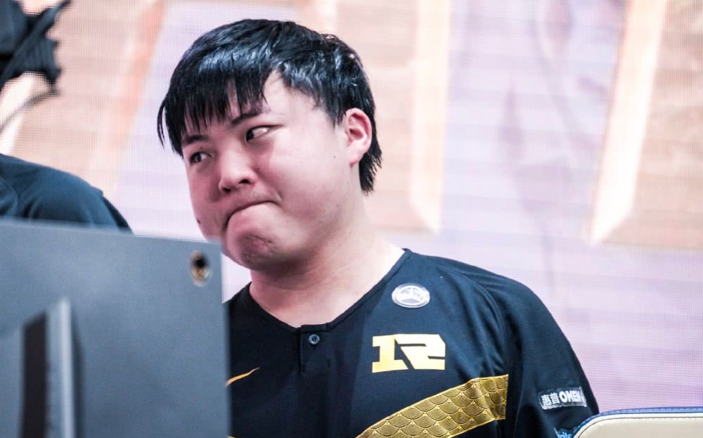 《LOL》RNG惨遭淘汰后UZI泪洒赛场