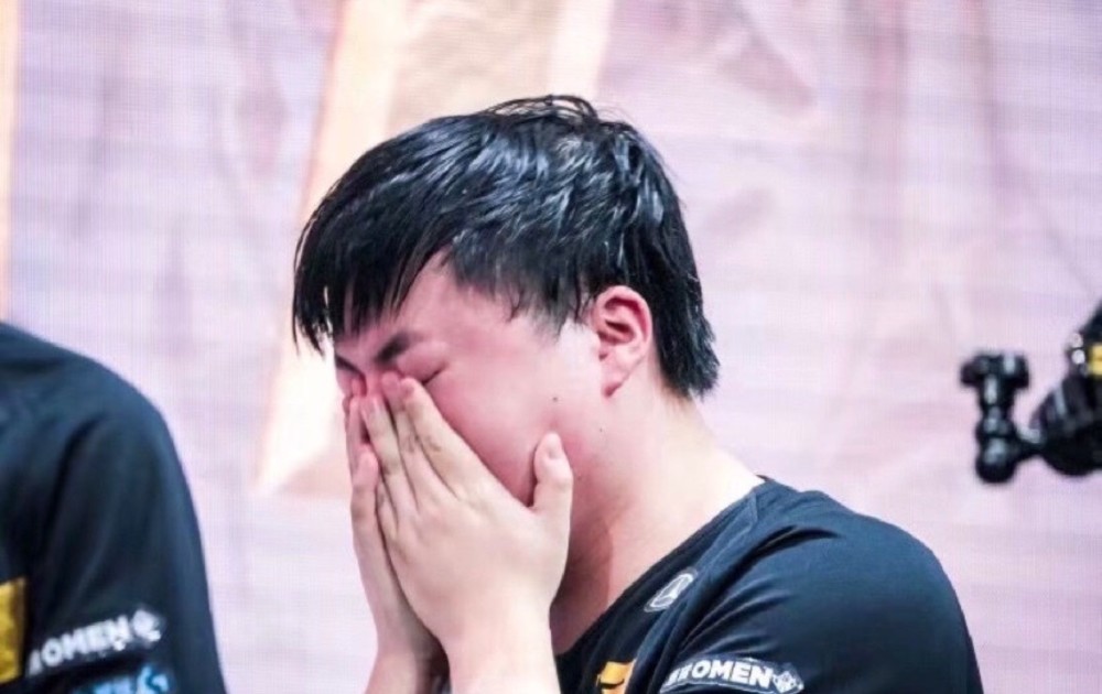 《LOL》RNG惨遭淘汰后UZI泪洒赛场