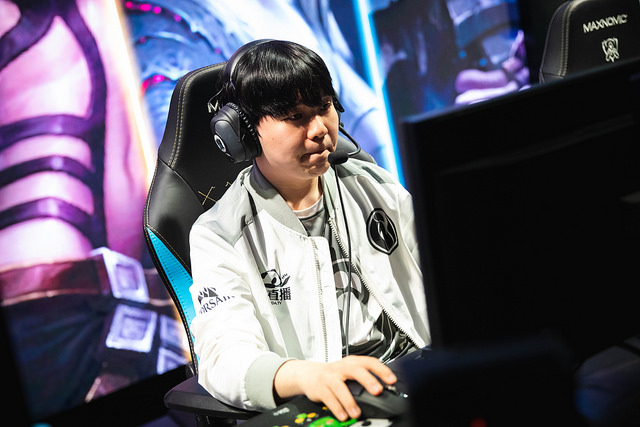 谁才是明年的第一中单：Faker VS Rookie