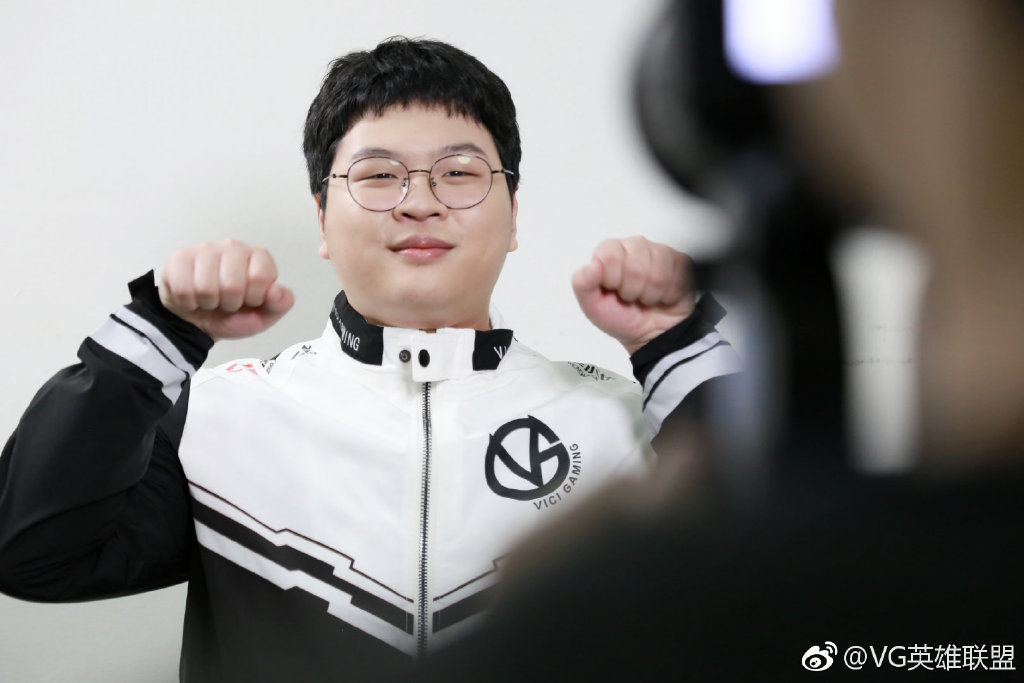 VG战队定妆照拍摄花絮：一本地正经卖萌