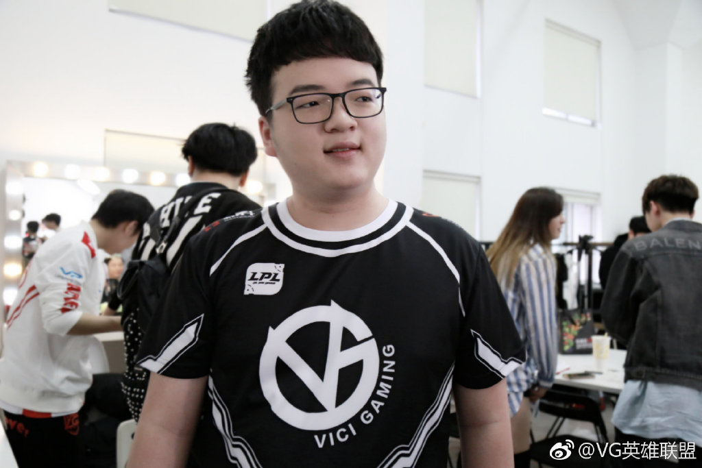 VG战队定妆照拍摄花絮：一本地正经卖萌