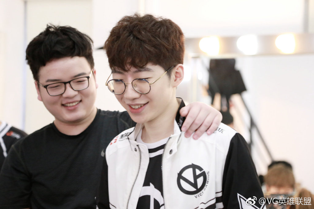 VG战队定妆照拍摄花絮：一本地正经卖萌