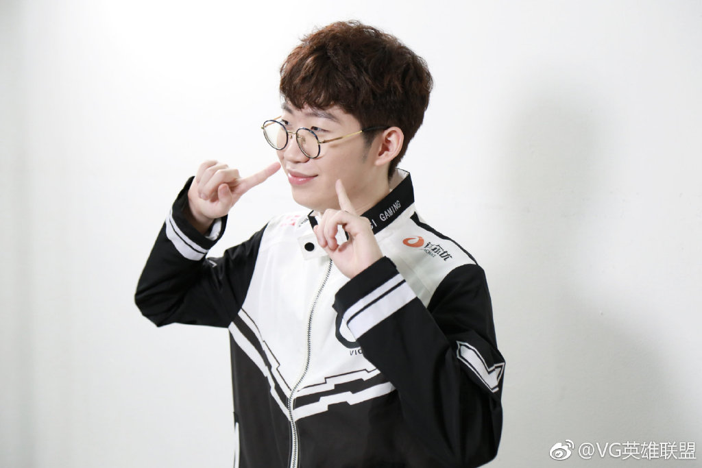 VG战队定妆照拍摄花絮：一本地正经卖萌