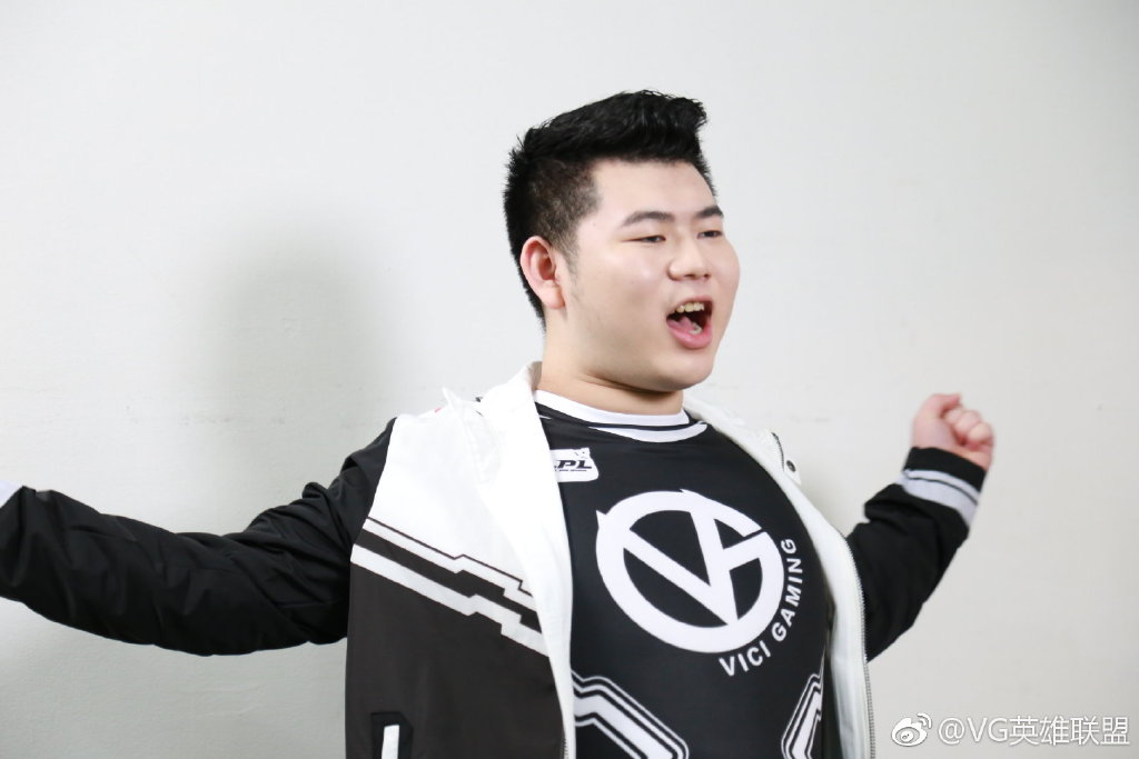 VG战队定妆照拍摄花絮：一本地正经卖萌