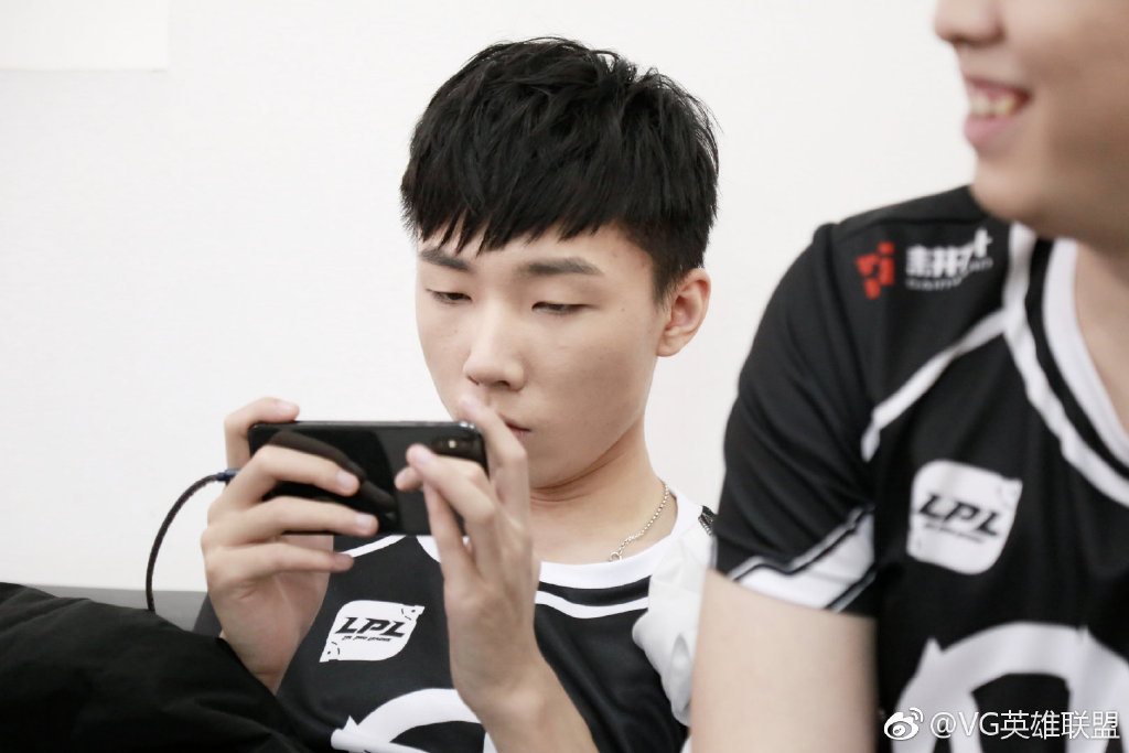 VG战队定妆照拍摄花絮：一本地正经卖萌