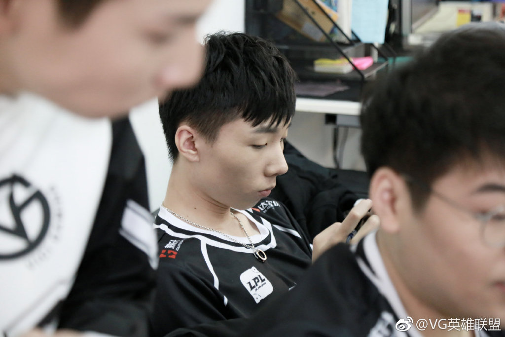 VG战队定妆照拍摄花絮：一本地正经卖萌