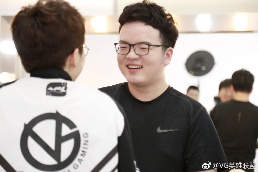 VG战队定妆照拍摄花絮：一本地正经卖萌