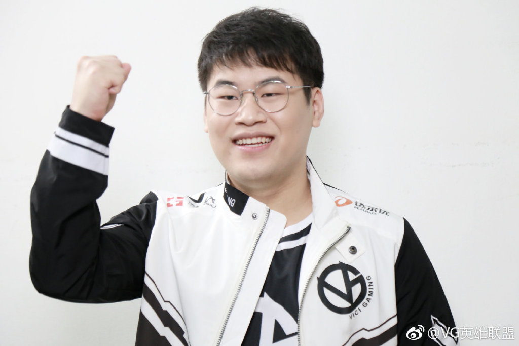 VG战队定妆照拍摄花絮：一本地正经卖萌