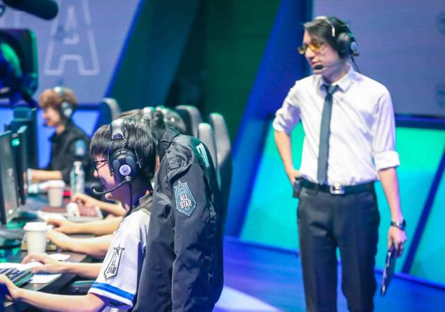 周杰伦战队JT被曝丑闻，中单选手父亲殴打教练