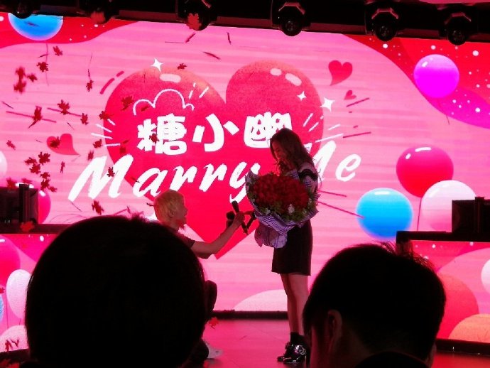 FPX一周年粉丝见面会现场，Doinb向女友求婚成功