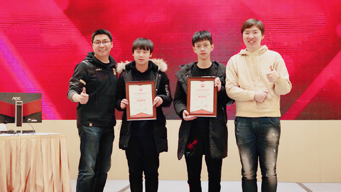 LPL选手年会 新鲜血液获得自己的职业选手证书