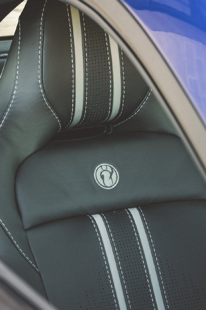 iG夺冠版阿斯顿马丁将抵达中国 网友称这个周边太贵买不起