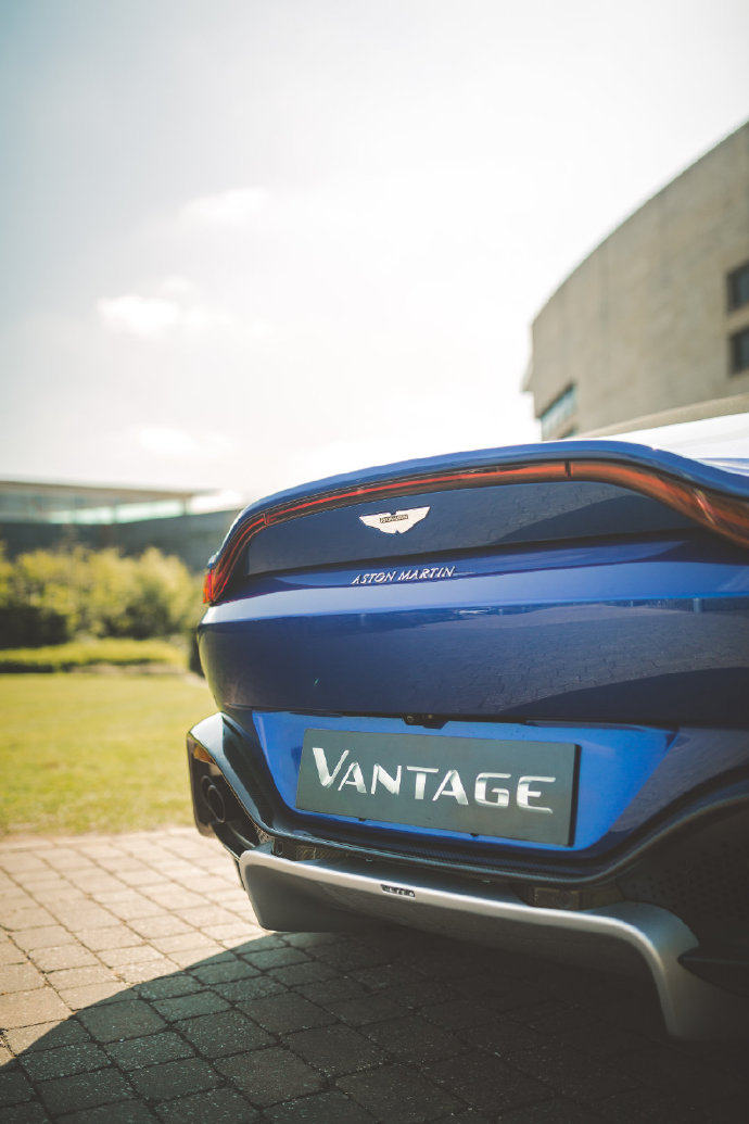 iG夺冠版阿斯顿马丁将抵达中国 网友称这个周边太贵买不起