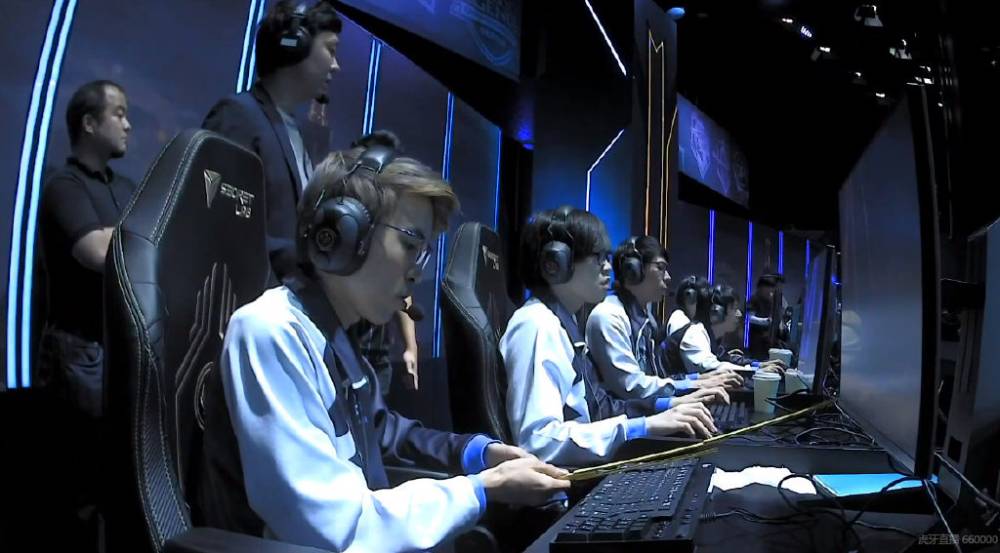 量天尺再现 日本尺帝再度拿出尺子计算键盘距离