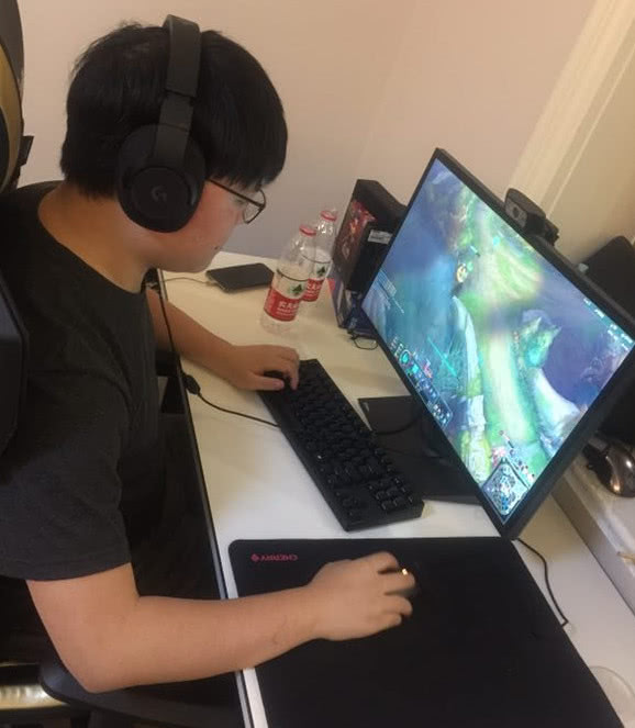 UZI晒出训练照 韩服九连胜背后是老将一路坚持的艰辛