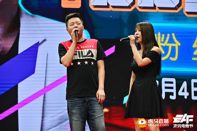 次元电竞节心态BB文驾临现场，与粉丝亲密互动太有爱了