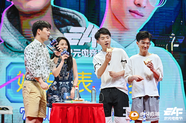 次元电竞节心态BB文驾临现场，与粉丝亲密互动太有爱了