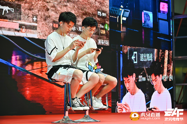 次元电竞节心态BB文驾临现场，与粉丝亲密互动太有爱了