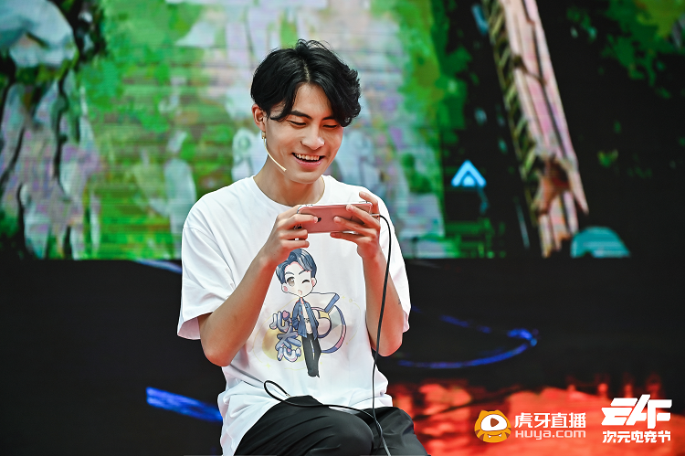 次元电竞节心态BB文驾临现场，与粉丝亲密互动太有爱了