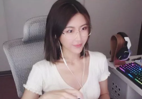 斗鱼《舞力全开》自制栏目“Just Dance 舞力一夏”，主播阿飞惊艳女装？