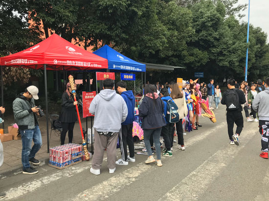网游大巴抵达成都 迅游发起校园电竞快闪引爆全网