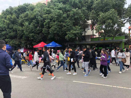 网游大巴抵达成都 迅游发起校园电竞快闪引爆全网