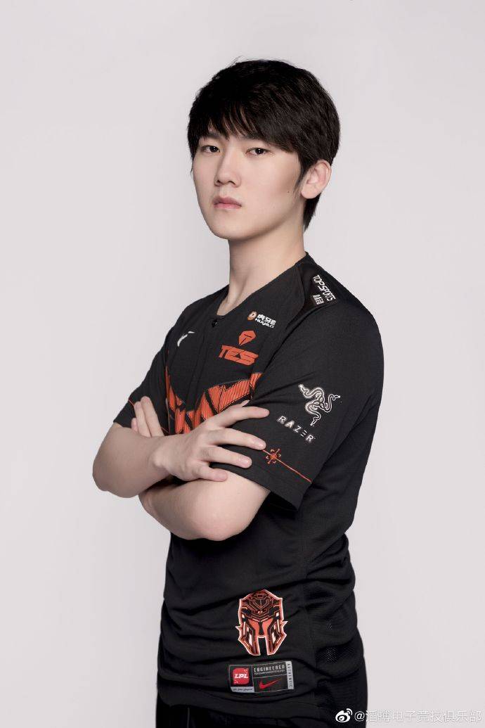 《LOL》TES更新微博：JackeyLove帅气定妆照更新