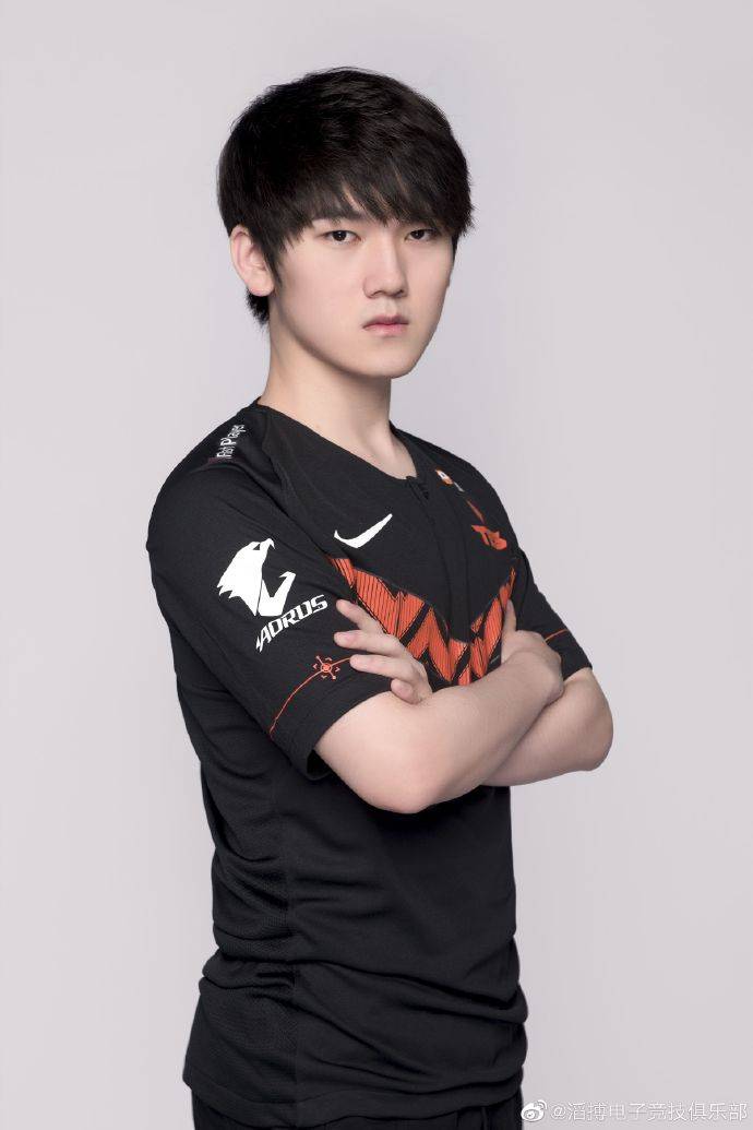 《LOL》TES更新微博：JackeyLove帅气定妆照更新