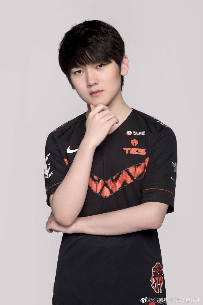 《LOL》TES更新微博：JackeyLove帅气定妆照更新