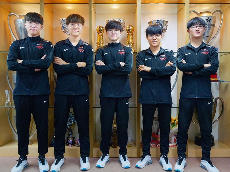 《LOL》李总很开心！T1官推晒出队员喜提新鞋子照片