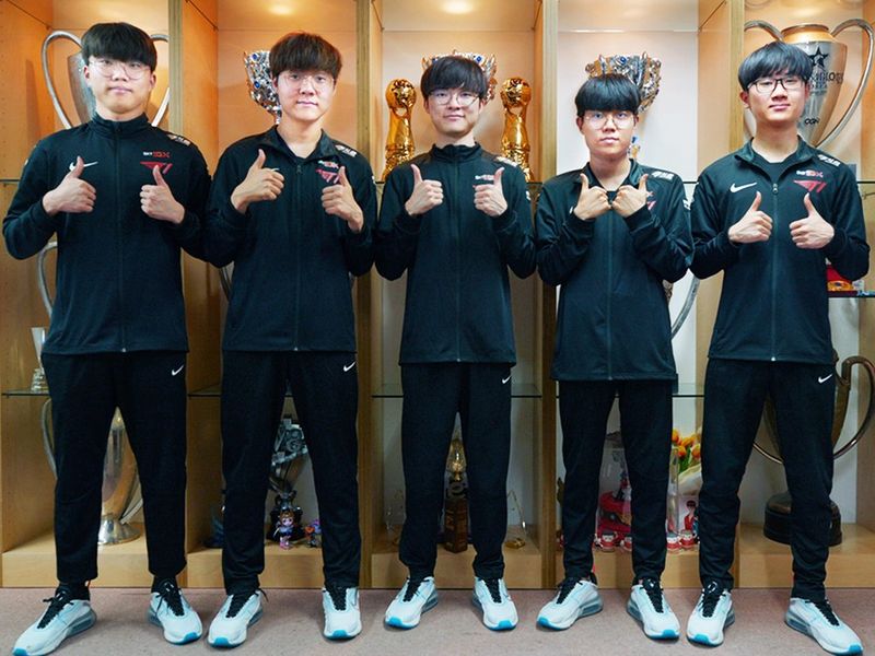 《LOL》李总很开心！T1官推晒出队员喜提新鞋子照片