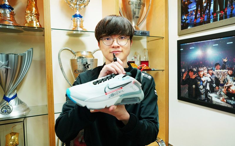 《LOL》李总很开心！T1官推晒出队员喜提新鞋子照片