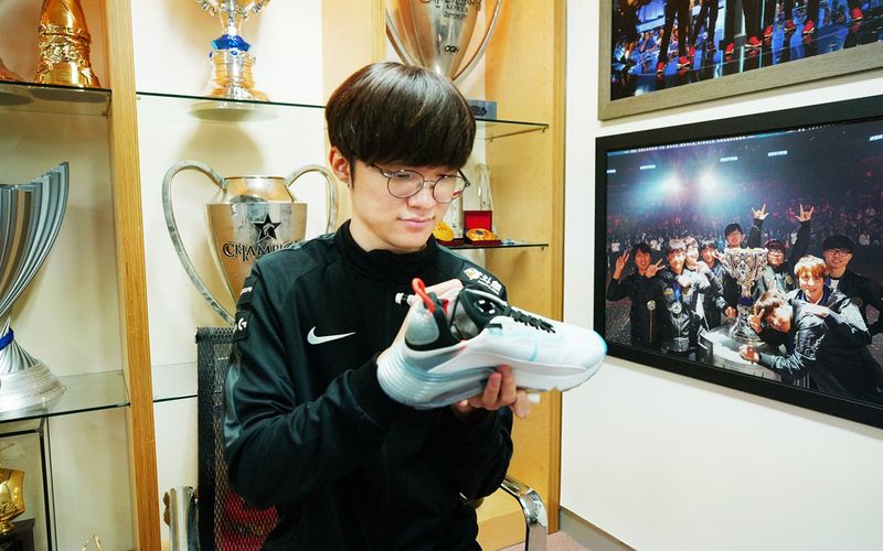 《LOL》李总很开心！T1官推晒出队员喜提新鞋子照片